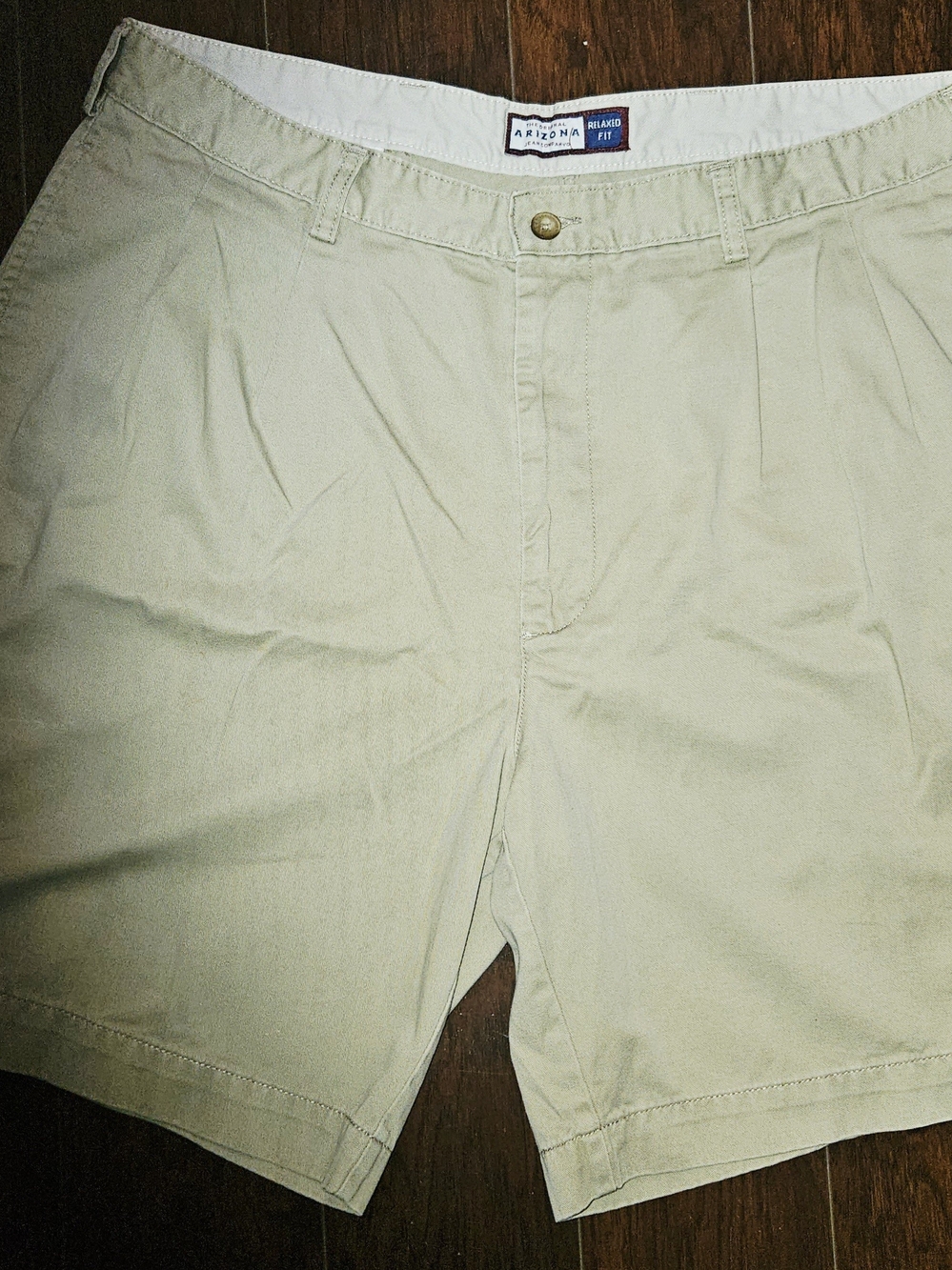 Like  NEW!Arizona Jean Company Men’s Beige Flat Front Shorts